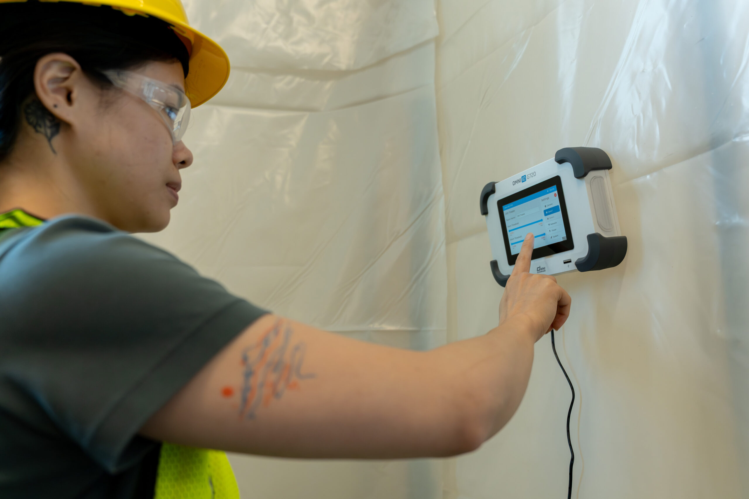 woman in hard hat and hi viz vest using Omni IQ G720