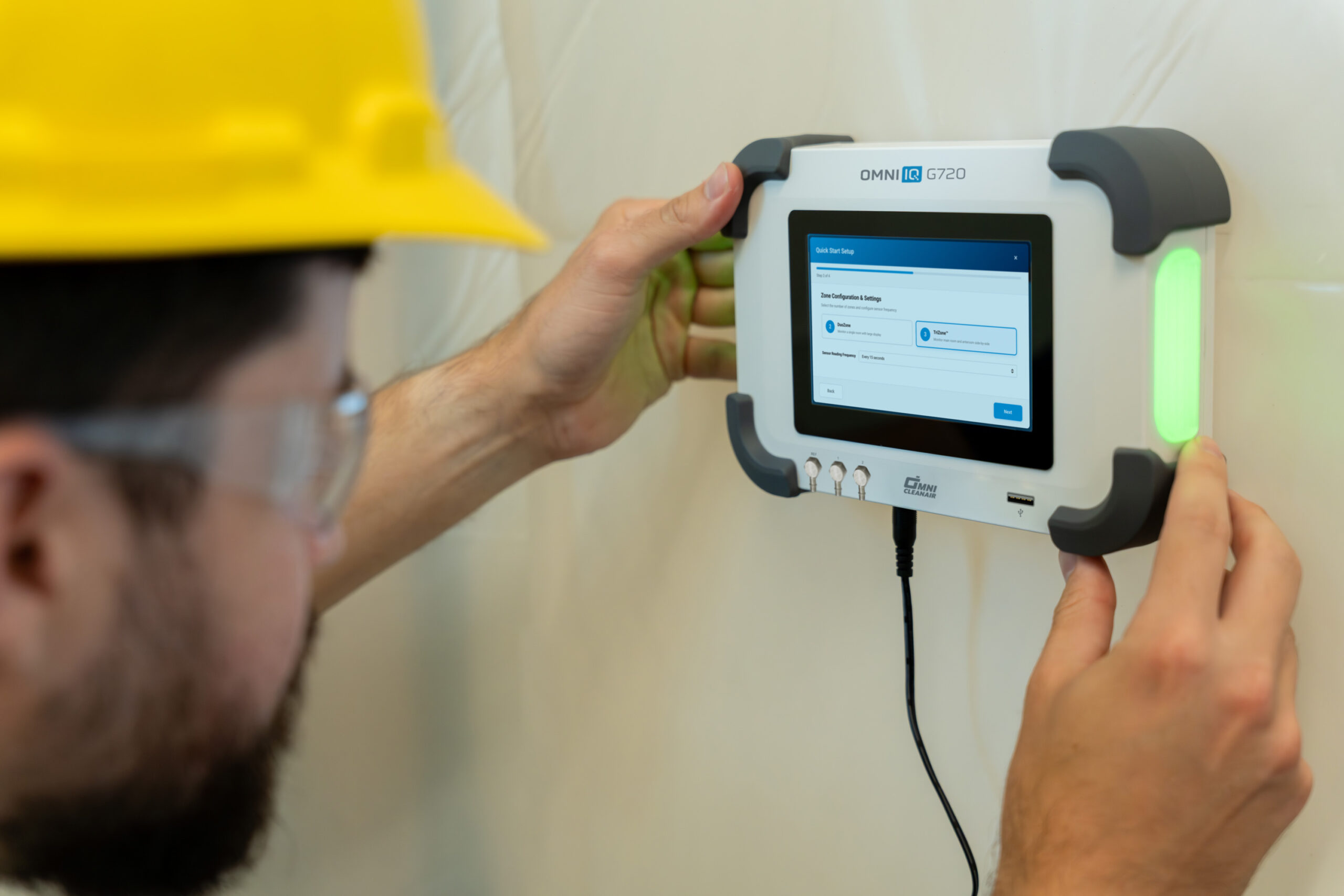 man in hard hat configuring trizone setting on G720